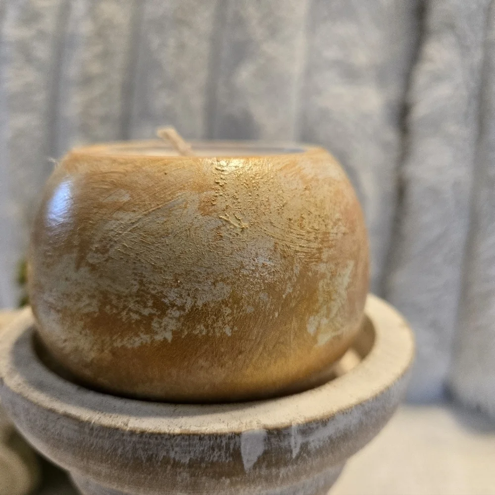 Beautiful Hand Poured Candle & Homeade Vessel. Willow Lane Glow- Fresh  Floral